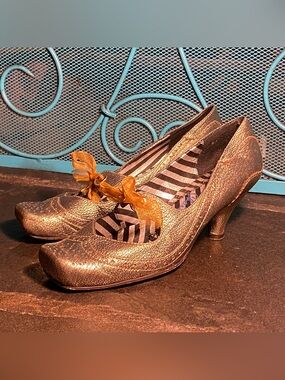 Elegant vintage Irregular Choice kitten heel pumps,gold leather ribbon laces,9.5